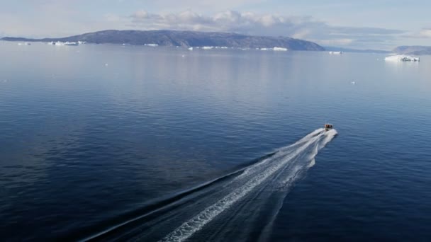 Motorbåt flyter på Diskobukten — Stockvideo