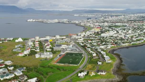 Reykjavik gebouwen en wegen — Stockvideo