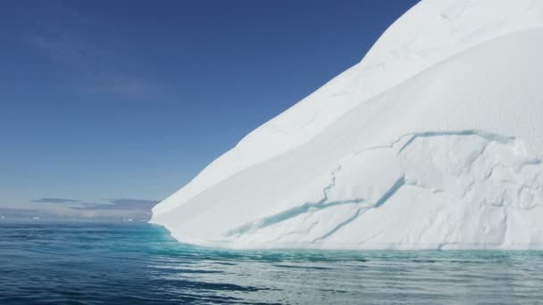 Gletsjer ice floes drijvend in het water — Stockvideo