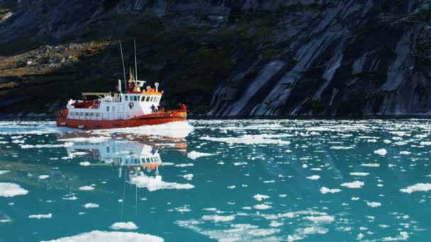 Barco de pesca flotando en el agua — Vídeos de Stock