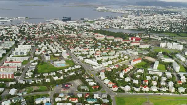 Gebäude und Straßen in Reykjavik — Stockvideo