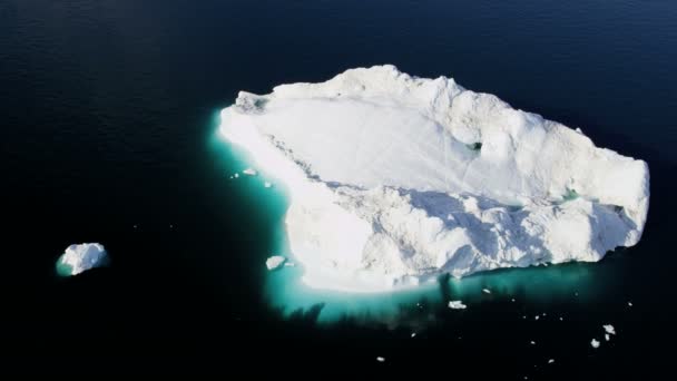 Glacier ice floes floating in water — Stock Video