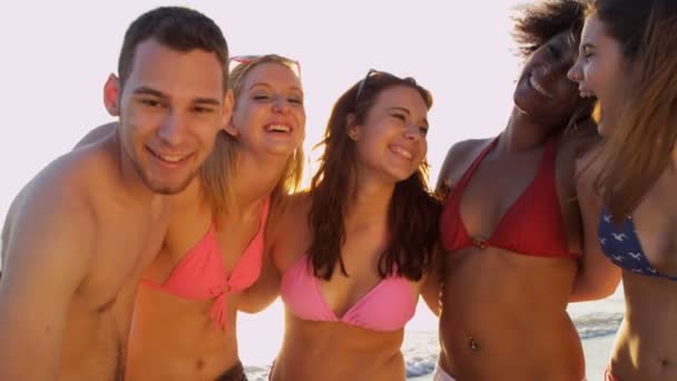 Les adolescents s'amusent sur la plage — Video