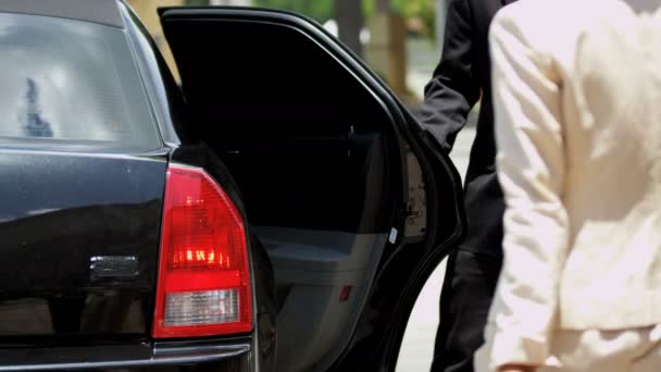 Chauffeur de limousine rencontrant des dirigeants d'entreprises ethniques — Video