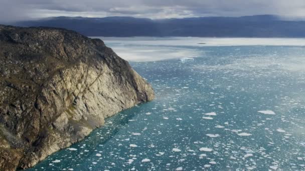 Gletsjer ice floes drijvend in het water — Stockvideo