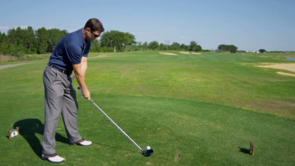 Tee kapalı için sürücüyü kullanarak golfçü — Stok video