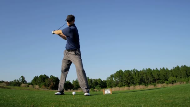Παίχτης του γκολφ, χρησιμοποιώντας το πρόγραμμα οδήγησης για tee — Αρχείο Βίντεο