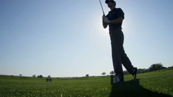 Golf masculino jugando al golf al aire libre — Vídeos de Stock