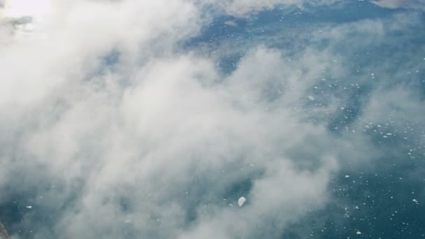 Volar a través de nubes blancas sobre Groenlandia — Vídeo de stock