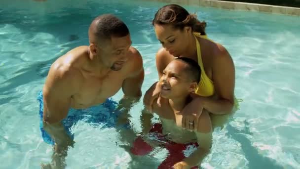 Familia pasar tiempo en la piscina — Vídeos de Stock