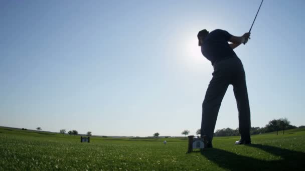 Golfista utilizzando driver per tee off — Video Stock