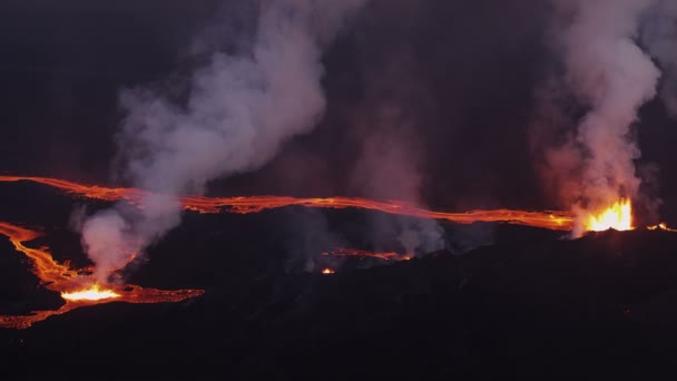 Stänk fontäner av vulkanisk smält lava — Stockvideo