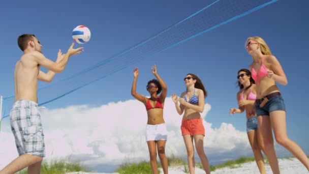 Amigos universitarios jugando voleibol en la playa — Vídeos de Stock