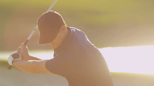 Golfspelare slår hans boll — Stockvideo