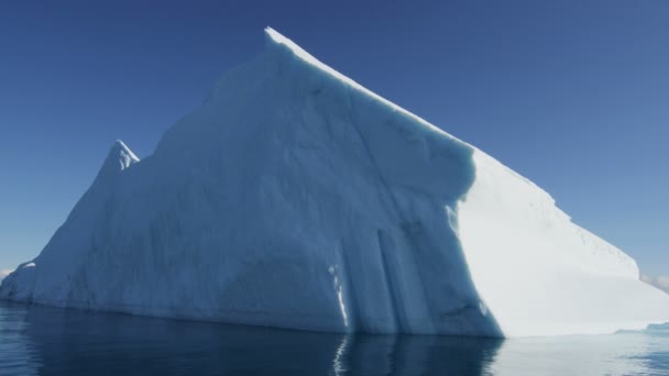 Glaciären isflak flyter i vatten — Stockvideo