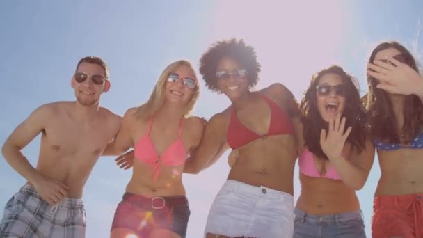 Tieners genieten van tijd samen op strand — Stockvideo