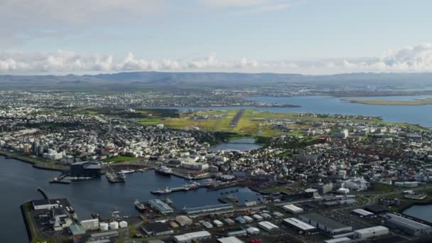 Reykjavik gebouwen en wegen — Stockvideo