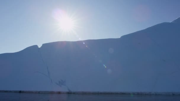 在水中漂浮的冰川冰浮冰 — 图库视频影像