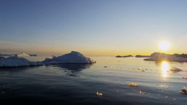 Gelo geleira floes flutuando na água ao pôr do sol — Vídeo de Stock