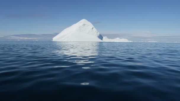 Gletsjer ice floes drijvend in het water — Stockvideo