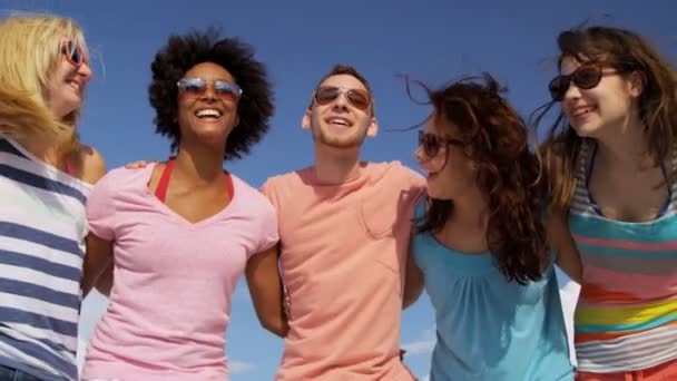 Подростки веселятся на пляже — стоковое видео