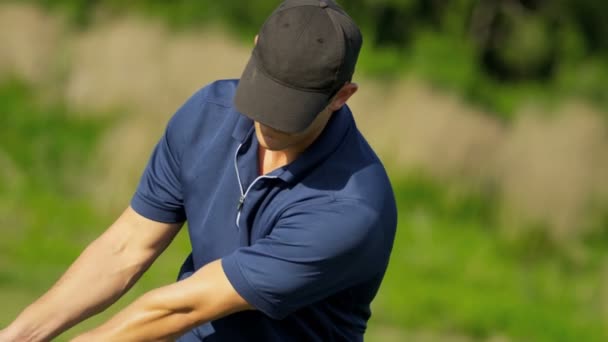 Macho profesional golfista teeing off — Vídeos de Stock