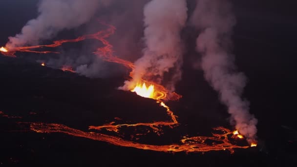 Splashing fountains of volcanic molten lava — Stock Video