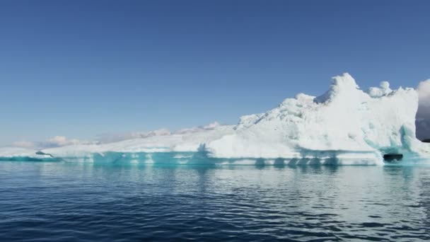 Gletsjer ice floes drijvend in het water — Stockvideo
