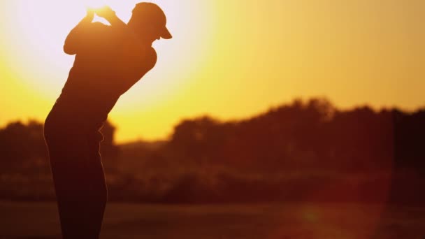 Професійний гольф грає в гольф на заході сонця — стокове відео