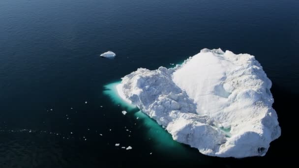 Témpanos glaciares flotando en el agua — Vídeos de Stock