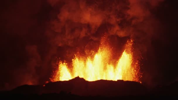 Luchtfoto van vloeiende Holuhraun lava — Stockvideo