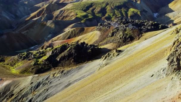 アイスランドの山の岩の多い地域 — ストック動画