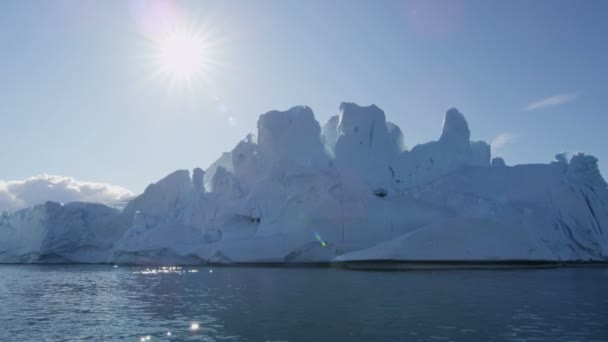 Gletsjer ice floes drijvend in het water — Stockvideo