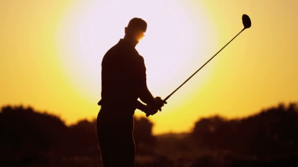 Professionell golfspelare spela golf vid solnedgången — Stockvideo