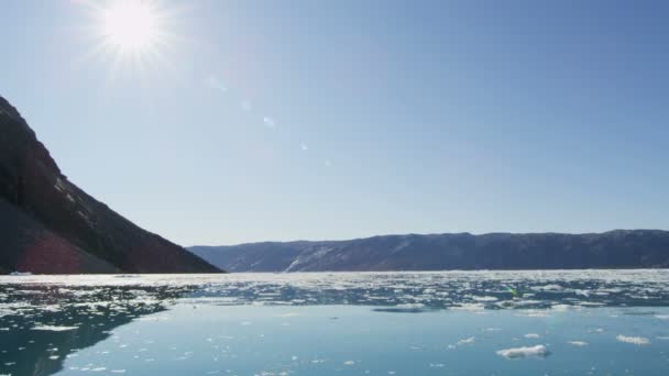 Derretendo água congelada em Disko Bay — Vídeo de Stock