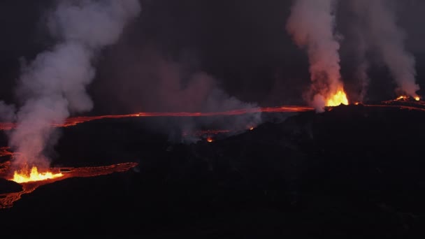 Plätschernde Fontänen vulkanischer Lava — Stockvideo