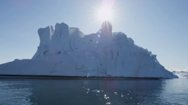 Gletsjer ice floes drijvend in het water — Stockvideo