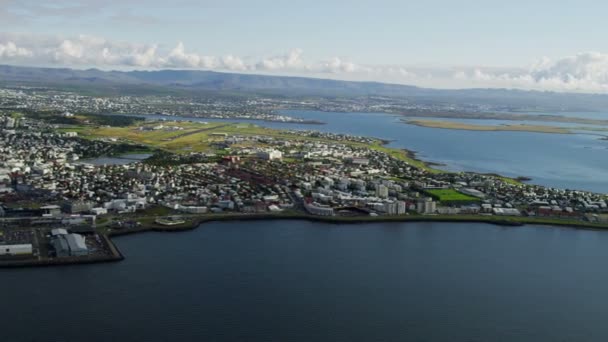 Reykjavik gebouwen en wegen — Stockvideo