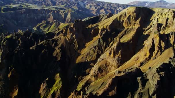 アイスランドの山の岩の多い地域 — ストック動画