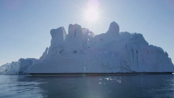 Gletsjer ice floes drijvend in het water — Stockvideo