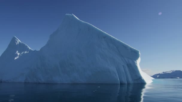 Témpanos glaciares flotando en el agua — Vídeos de Stock