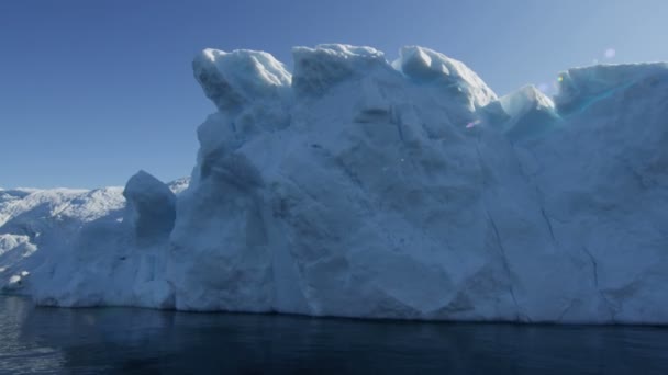 Gelo geleira floes flutuando na água — Vídeo de Stock