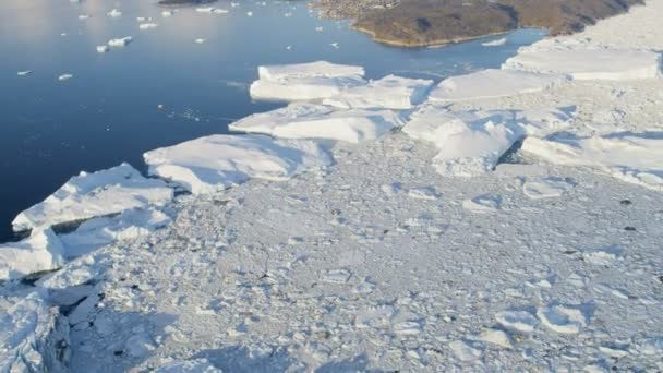 Gleccser jég floes lebeg a vízben — Stock videók