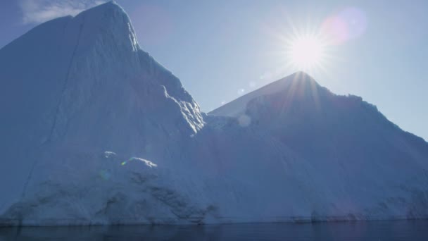 Gletsjer ice floes drijvend in het water — Stockvideo