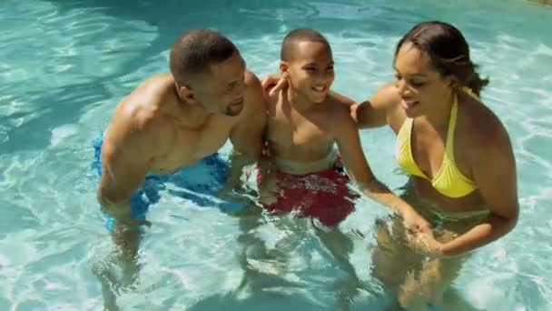 把时间花在游泳池的家庭 — 图库视频影像