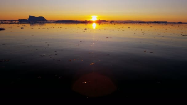 Lodowiec kry pływające w wodzie o zachodzie słońca — Wideo stockowe