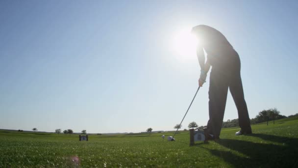 Golf masculino jugando al golf al aire libre — Vídeos de Stock