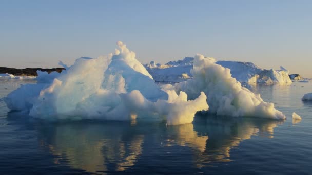 Gleccser jég floes lebeg a vízben, a naplemente — Stock videók