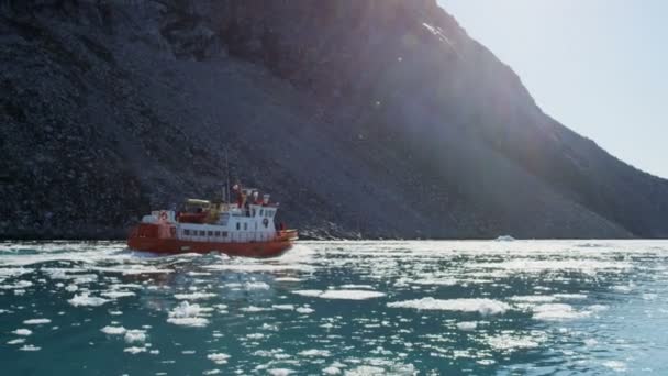 Рибальський човен плаває у воді — стокове відео