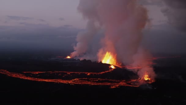 Fontaines éclaboussantes de lave volcanique fondue — Video